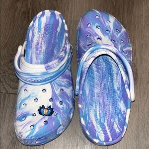 CROCS Blue and White Swirl Sandals💜
